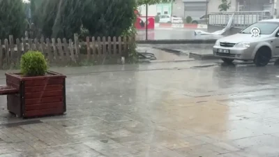Ağrı’da aniden bastıran şiddetli sağanak yağış ve dolu yağışı hayatı