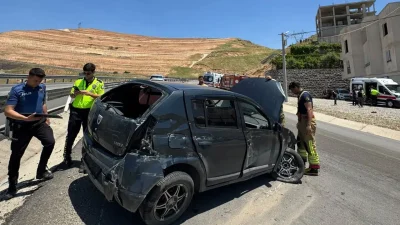 Şırnak’ın Cizre ilçesinde kontrolden çıkan bir otomobilin yol kenarındaki bariyerlere