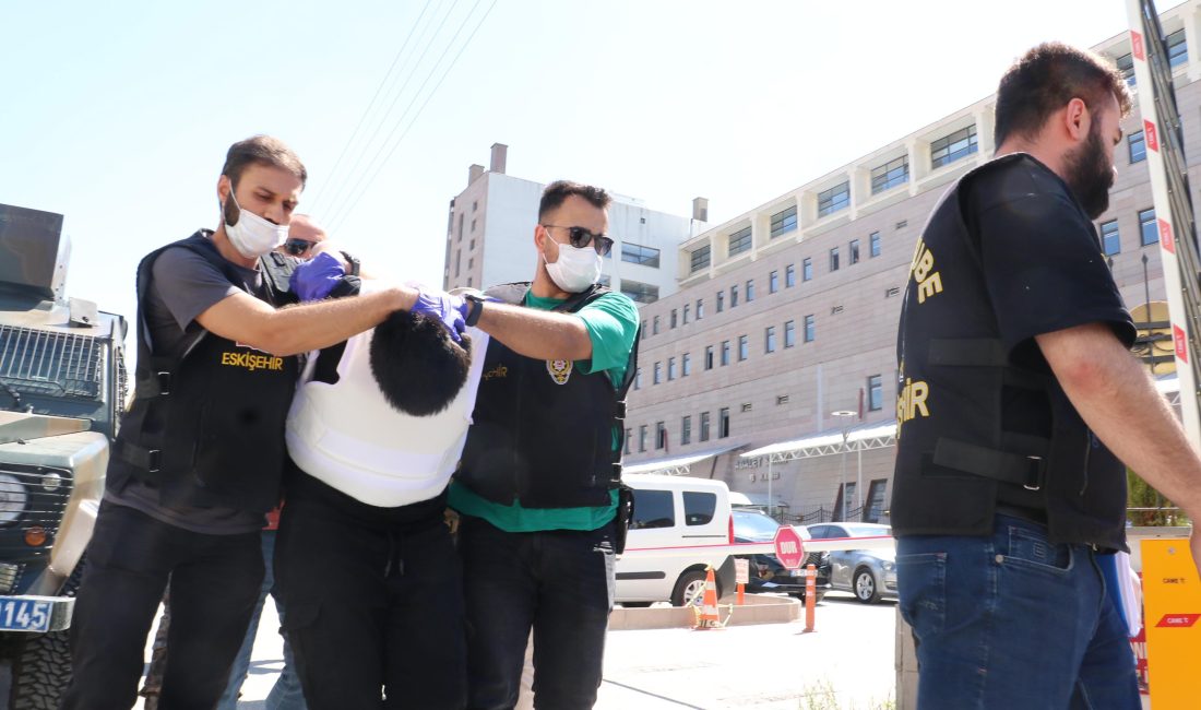 Eskişehir’de kar maskesi ve hücum yeleğiyle sokaktaki 5 kişiyi bıçaklayarak
