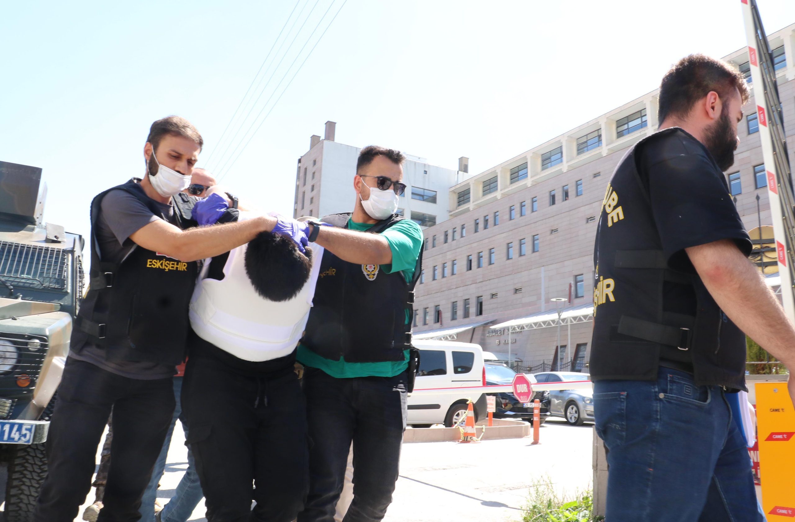 Eskişehir’de kar maskesi ve hücum yeleğiyle sokaktaki 5 kişiyi bıçaklayarak