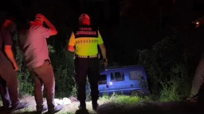 Erzurum’un Uzundere ilçesinde seyir halindeyken freni patlayan hafif ticari araç
