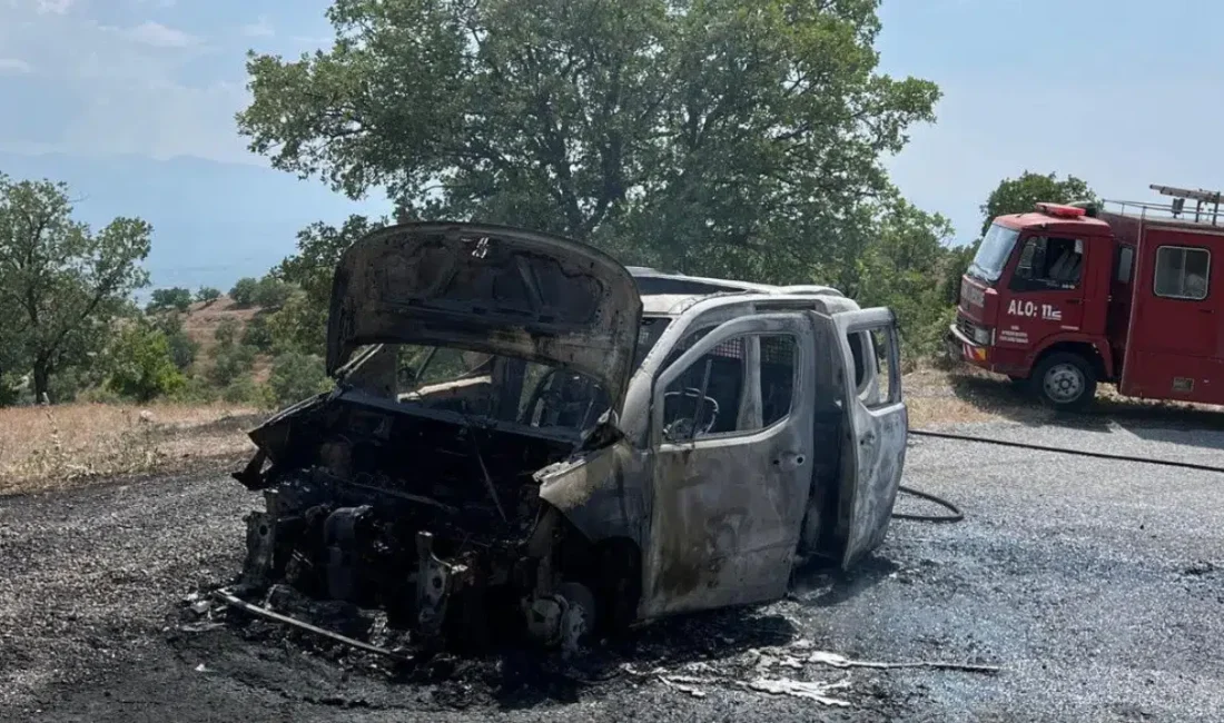 Manisa’nın Salihli ilçesinde seyir halindeyken bir anda alev alan kamyonet,