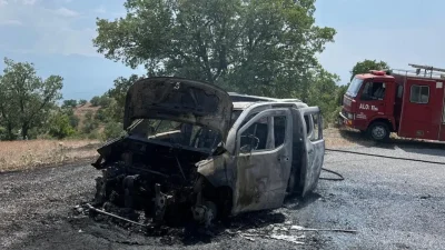 Manisa’nın Salihli ilçesinde seyir halindeyken bir anda alev alan kamyonet,