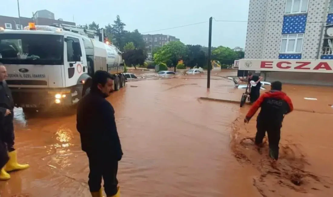 Kırşehir’de etkili olan şiddetli sağanak yağış sonrasında kent merkezinde hayat