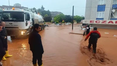 Kırşehir’de etkili olan şiddetli sağanak yağış sonrasında kent merkezinde hayat