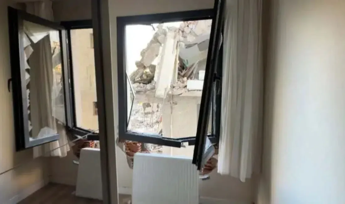 İstanbul Avcılar’da kentsel dönüşüm kapsamında yürütülen bina yıkımı sırasında kontrolden
