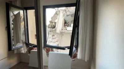 İstanbul Avcılar’da kentsel dönüşüm kapsamında yürütülen bina yıkımı sırasında kontrolden