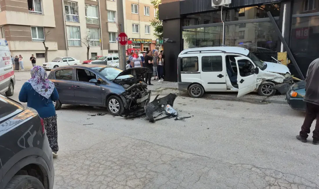 Eskişehir’de iki otomobilin kavşakta çarpışması sonucu meydana gelen feci kazada