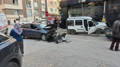 Eskişehir’de iki otomobilin kavşakta çarpışması sonucu meydana gelen feci kazada