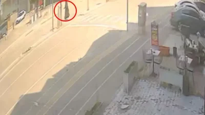Bursa’nın Gürsu ilçesinde yaya geçidini kullanarak karşıya geçmek isteyen kadına,
