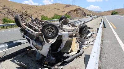 Elazığ-Diyarbakır karayolunda kontrolden çıkan bir kamyonetin refüjdeki su kanalına devrilmesi