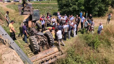 Bursa’nın İnegöl ilçesinde kontrolden çıkarak köprüden aşağı uçan traktörün altında