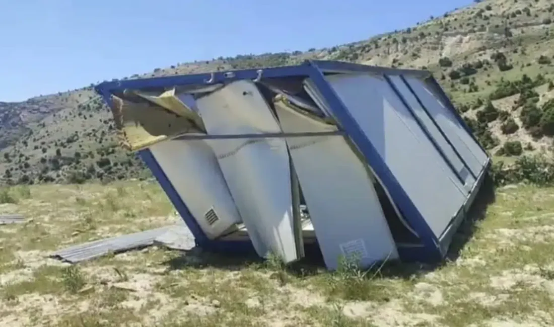 Tunceli’nin Çemişgezek ilçesinde aniden bastıran şiddetli fırtına, hayatı adeta felç