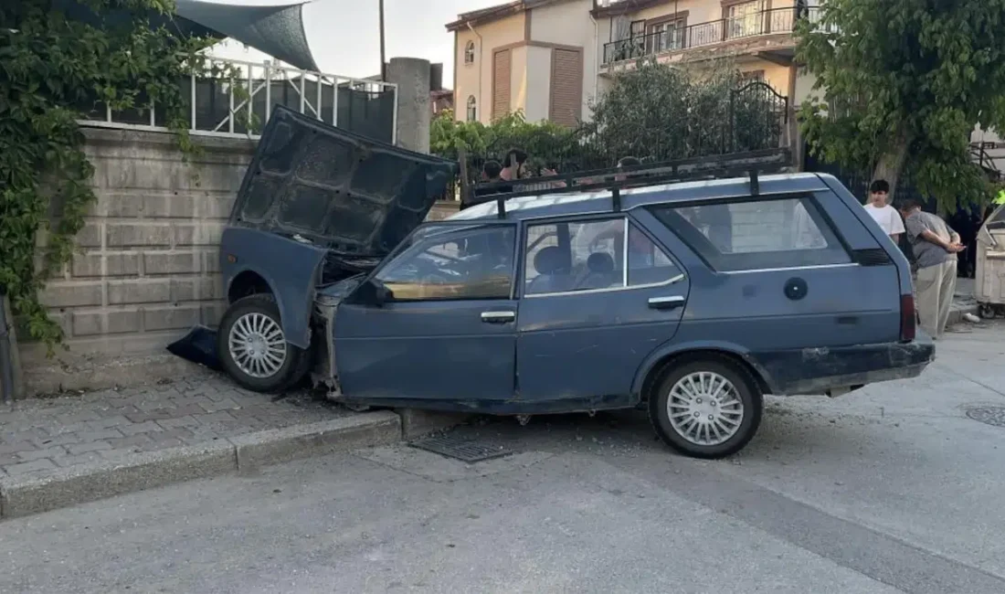 Konya’da iki otomobilin çarpışması sonucu meydana gelen feci kazada 2’si