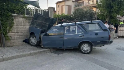 Konya’da iki otomobilin çarpışması sonucu meydana gelen feci kazada 2’si