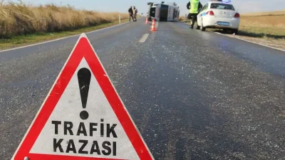Antalya’nın Serik ilçesinde kontrolden çıkan bir midibüsün yol kenarındaki elektrik