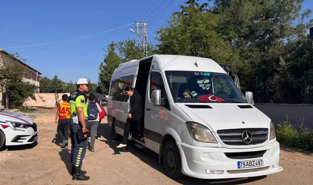 Kilis’te öğrencilerin güvenli seyahat etmesi için harekete geçen jandarma ekipleri,