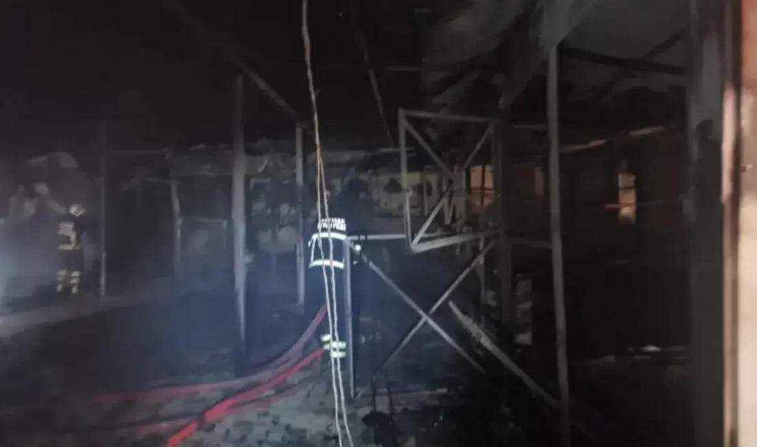 Batman’da gece yarısı bir at çiftliğinden yükselen alevler adeta gökyüzünü