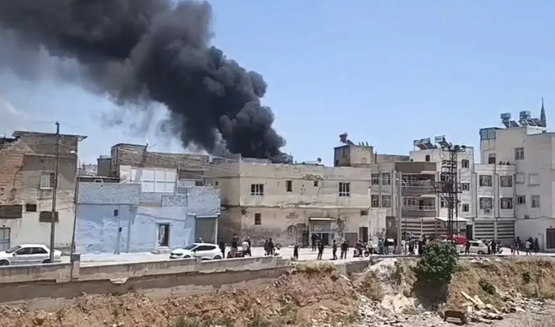 Şanlıurfa’da bir depoda aniden yükselen alevler bölgede büyük panik yarattı.