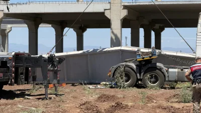 Diyarbakır’ın Kayapınar ilçesinde meydana gelen feci kazada, tonlarca ağırlıktaki beton