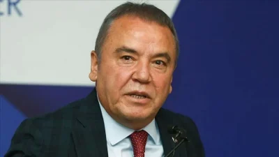 Antalya Büyükşehir Belediyesi’ndeki yolsuzluk soruşturmasında kartlar yeniden dağıtılıyor. Tutuklu bulunan