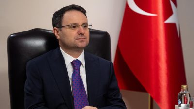 Adalet Bakanı Akın Gürlek, 2006 yılından bu yana kimsesizler mezarlığında