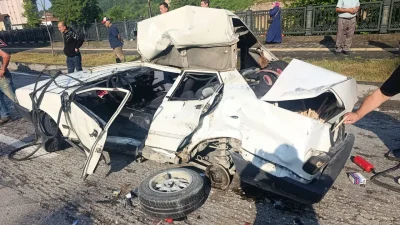 Zonguldak’ın Devrek ilçesinde kontrolden çıkan bir otomobil, belediyeye ait temizlik