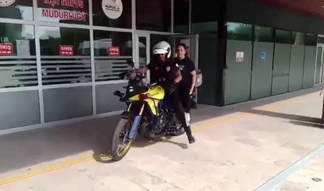 Denizli’de YKS heyecanı yaşanırken kimliğini evde unutan ve okul kapısında