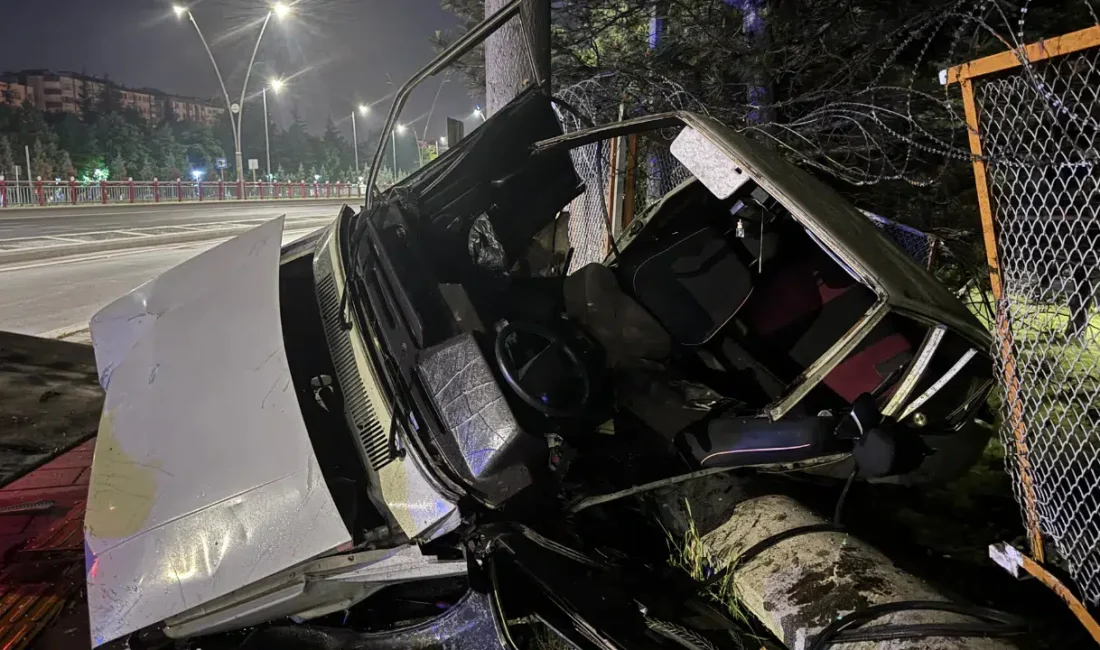 Kayseri’nin Kocasinan ilçesinde kontrolden çıkan bir otomobilin tesis bahçesine uçtuğu