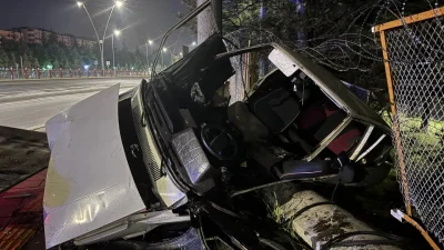 Kayseri’nin Kocasinan ilçesinde kontrolden çıkan bir otomobilin tesis bahçesine uçtuğu