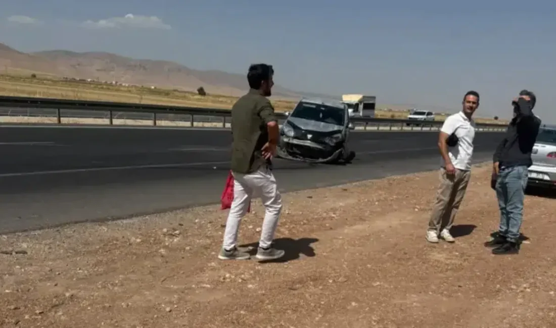 Mardin’in Nusaybin ilçesinde kontrolden çıkan bir otomobilin demir bariyerlere adeta
