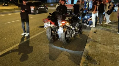 Bursa’nın İnegöl ilçesinde kontrolden çıkan bir motosikletin, yol kenarında bekleyen