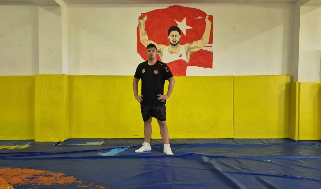 Sivas’ta düzenlenen U17 Türkiye Güreş Şampiyonası’nda rakiplerini tek tek devirerek