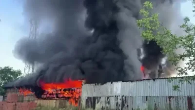 Bursa’nın Osmangazi ilçesinde bulunan bir boya deposunda aniden yükselen alevler