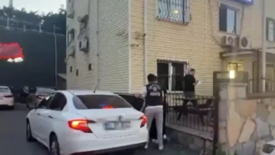 İstanbul’da seyir halindeki bir araca düzenlenen silahlı saldırı büyük paniğe