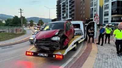 Bursa’da seyir halindeyken direksiyon hakimiyetini kaybeden sürücü, yol kenarında bulunan