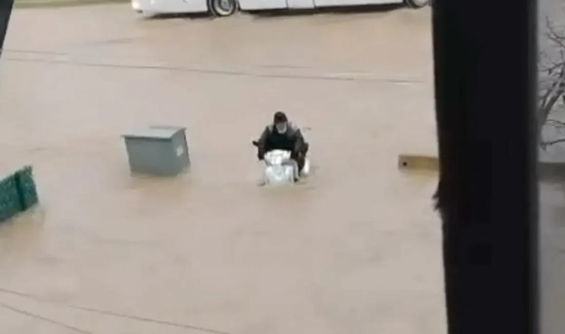 Kırşehir’de aniden bastıran sağanak yağışın ardından yollar adeta nehre dönerken,