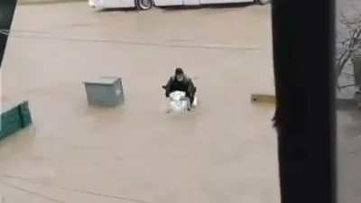 Kırşehir’de aniden bastıran sağanak yağışın ardından yollar adeta nehre dönerken,