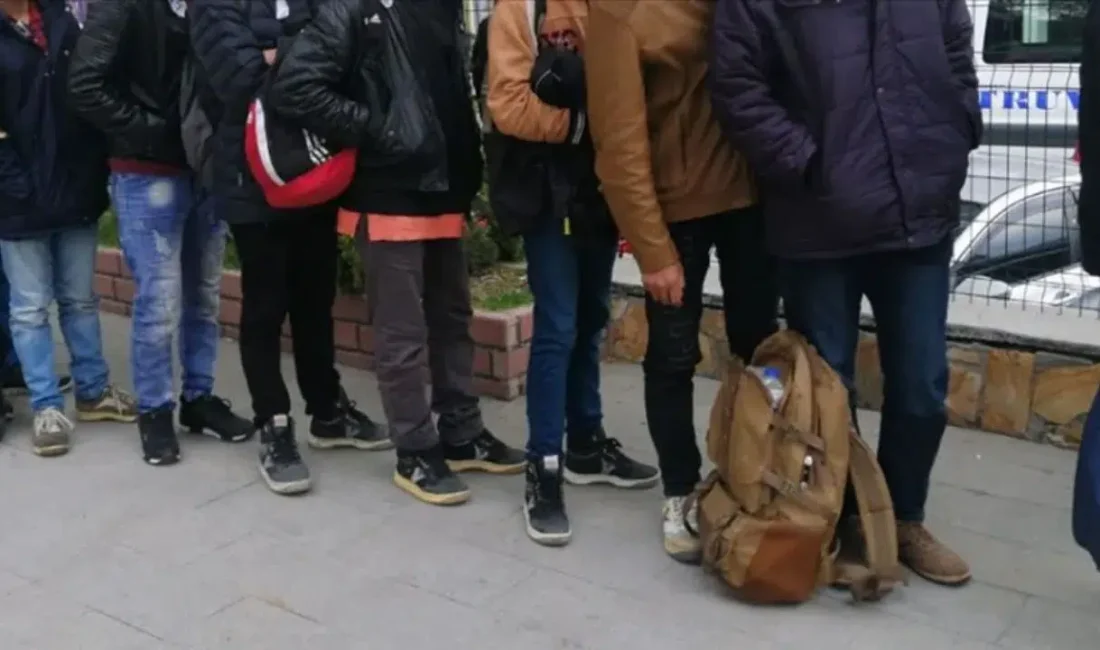 Bolu’da Anadolu Otoyolu üzerinde gerçekleştirilen titiz denetimler, göçmen kaçakçılığı yapan