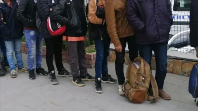 Bolu’da Anadolu Otoyolu üzerinde gerçekleştirilen titiz denetimler, göçmen kaçakçılığı yapan
