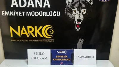 Adana’nın Seyhan ilçesinde şüphe üzerine durdurulan bir otomobilde arama yapan