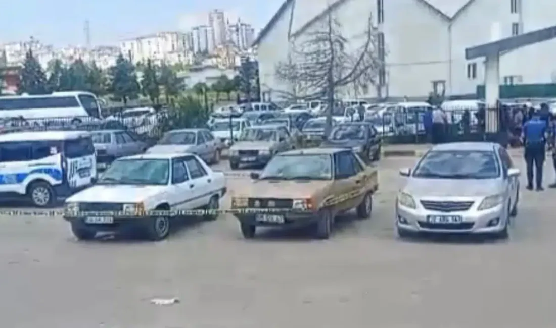 Gaziantep’te son yolculuğuna uğurlanan bir yakınının cenaze törenine katılanlar, bir