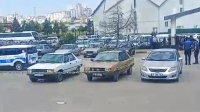 Gaziantep’te son yolculuğuna uğurlanan bir yakınının cenaze törenine katılanlar, bir
