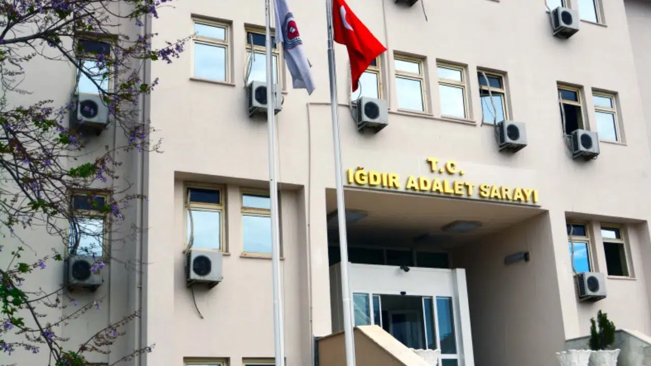 Iğdır’da iki trafik polisinin bir vatandaşı darp ettiği anlara ilişkin