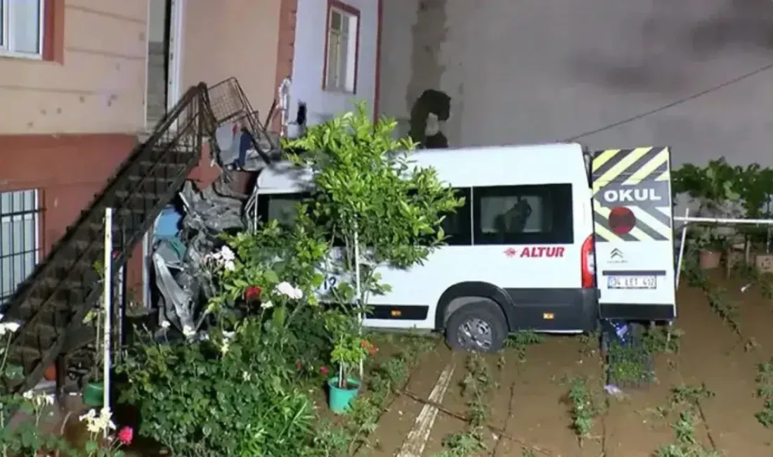 İstanbul Çekmeköy’de kontrolden çıkan bir servis minibüsü, adeta uçarak bir