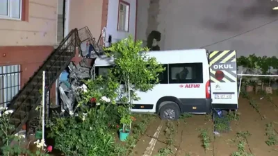 İstanbul Çekmeköy’de kontrolden çıkan bir servis minibüsü, adeta uçarak bir