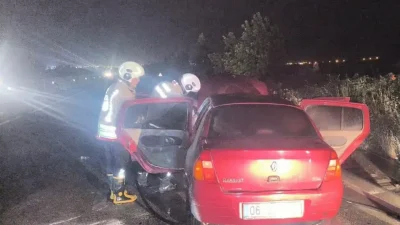 Hatay’ın Kırıkhan ilçesinde seyir halindeki bir otomobilin motor kısmından yükselen
