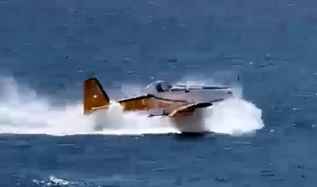 Çanakkale’nin Ezine ilçesindeki yangına müdahale etmek için denizden su alan
