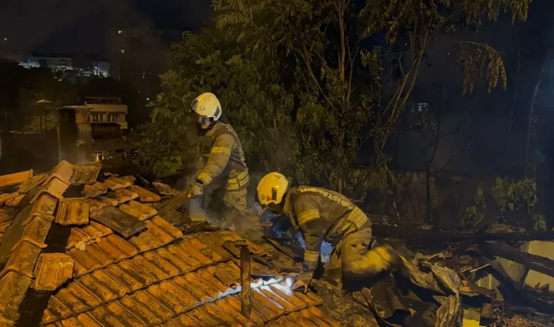 İstanbul Gaziosmanpaşa’da gece yarısı yükselen alevler tüm mahalleyi sokağa döktü.