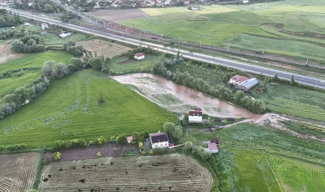 Kayseri’de öğleden sonra aniden bastıran şiddetli sağanak yağış büyük bir